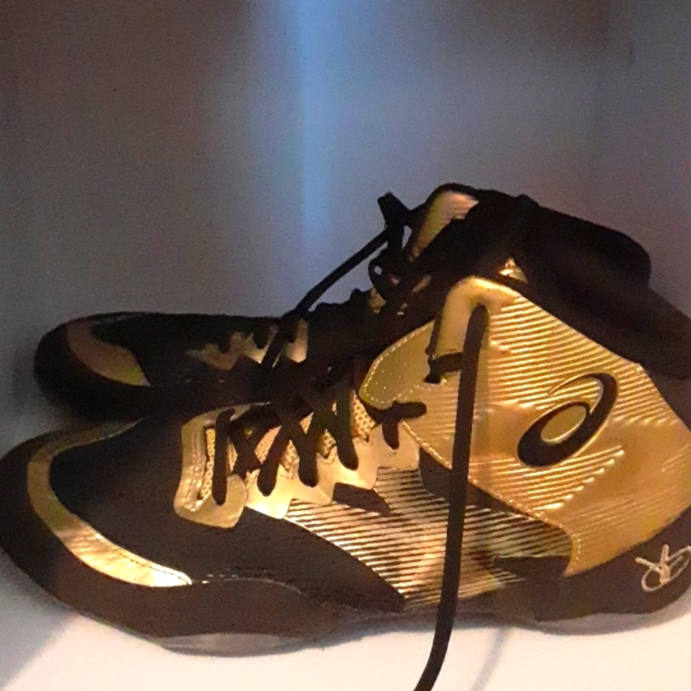 Size 8 ASICS wrestling shoes